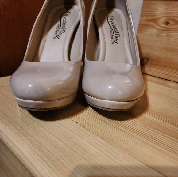 City Classified Women's Comfort Classic Pumps - Picture 12 of 13